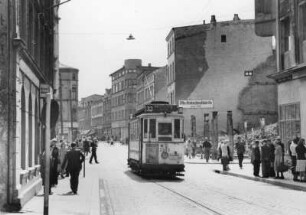 Hamburg-Harburg. Stadtmitte. Noch sind die Zerstörungen des Krieges zu sehen. Im Vordergrund eine Straßenbahn der Linie 33