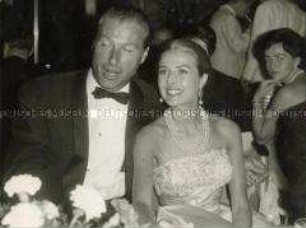 Lex Barker mit Begleitung auf der Berlinale