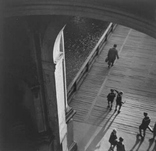 Dresden-Altstadt. Zwinger. Blick vom Kronentor auf die Holzbrücke