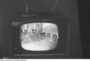 Fernsehabend in einem Klub der Volkssolidarität. Sendung über den Empfang des Kosmonauten Gagarin, 1961