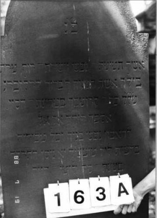 Grabstein 163 (Index: 100094306) Material: Sandstein Zustand: unten abgeblättert Maße HxBxT: 154x61x11 cm Beschreibung: Stele, eingezogener Rundbogenabschluß: Grabstein 163A