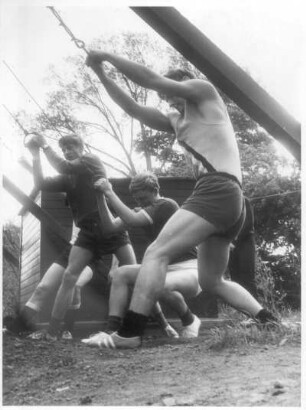 Münster. Sportpark. Sport mit Zuggewichten