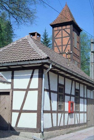 Backhaus, dahinter Feuerwehrgerätehaus mit Turm