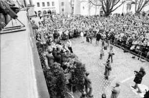 Freiburg: Wahlversammlung auf dem Rathausplatz, von oben