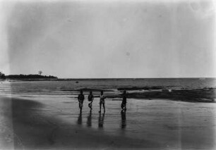 Am Strand von Bata : Kinder am Strand von Bata.