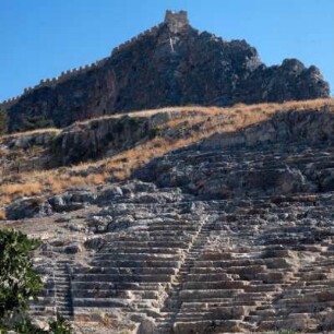 Lindos (Rhodos). Ruine des antiken Theaters Im Steilhang des Akropolis-Felsens