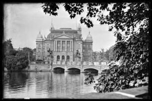 Schwerin. Blick auf die Schlossbrücke und das Mecklenburgische Staatstheater