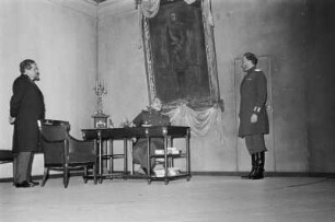 Szenenbilder aus " Die Familie" von I. Popow mit H. Thate, F. Nowack, K. F. Feudel, K. Weber, H. Scholz, E. Meyer, J. Thomas, L. Loebinger, H. Dieckhoff, S. Haacker, Maxim-Gorki-Theater, Premiere 02.12.1953
