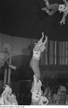 Akrobaten beim Faschingsprogramm "Die Kommödianten kommen" des Circus Aeros