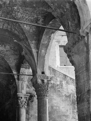 Bari. Staufische Kernburg (1233/12409). Innenhofarkaden