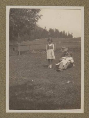 Hugo von Hofmannsthal mit seinem Sohn Raimund auf dem Schoss und seiner Tochter Christiane auf einer Wiese in Aussee