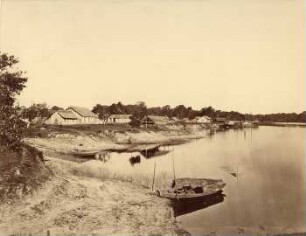 Tonatins, Rio Amazonas (linkes Ufer); 15 Häuser mit circa 60 Einwohnern. Dampfer "Icamiaba" und Boot des Photographen