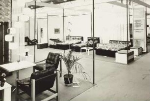 Ausstellungskojen mit Wohn- und Schlafzimmermöbeln verschiedener Hersteller