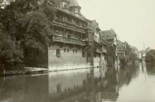 Nürnberg. Blick über die Pegnitz zum Nordufer mit Wohnhäusernan der Spitalbrücke