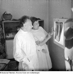 Kretzschmar, Stellvertreterin des Chefs der Poliklinik Blasewitz, in Zusammenarbeit mit dem Chef, Obermedizinalrat Bernhardt (Frau Kretzschmar ist Chirurgin)