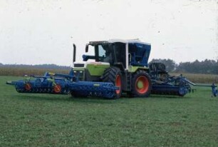 Fotografie: Systemtraktor, Frontanbau, Heckanbau, Aufbauraum, Packerwalze, Drillmaschine, Dosierkopf