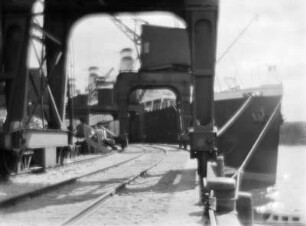 Kaianlage einer Werft mit Frachtschiff