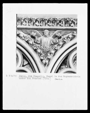 Bogenreliefs: Engel — Ein Engel hält zwei Kronen