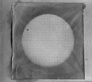 Deutsche Expedition zur Beobachtung des Venus-Durchgangs auf den Auckland-Inseln 1874/1875: Eine der Aufnahmen Krones: die Sonnenscheibe mit einphotographiertem Gradnetz und dem Schatten der sie passierenden Venus : H. Krone, wissenschaftliche Aufnahme