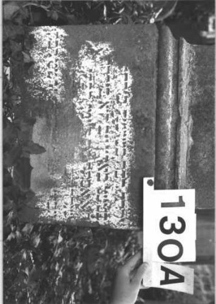 Grabstein 130 (Index: 100114307) Material: Sandstein mit weißer Marmorplatte Zustand: vor allem Sockel stark verwittert mit Textverlust Maße HxBxT: 135x40x18 cm Beschreibung: Stele, Sockel, Giebel mit Mittel- und Eckakroteren, Schrifttafel mit Rundbogen Besonderheit: Kindergrab: Grabstein 130A