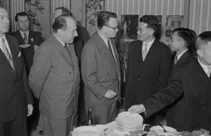 Empfang im vietnamesischen Ausstellungspavillon, Rolf Lemser (?) Messeamtsdirektor (3. v. re.)