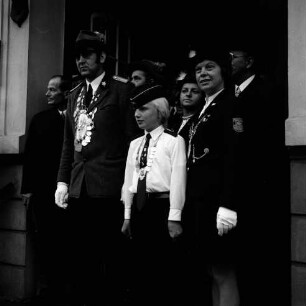 Schützenfest: Veranstalter Schützenverein Reinfeld und Umgebung von 1954 e.V.: Umzug: Paul-von-Schoenaich-Straße, Rathausportal: die neuen Majestäten Schützenkönig Jochen Bornhöft, Schützenkönigin Luise Grothe und Jungschützenkönig Kai Schläger erwarten den Umzug: zusammen mit Edgar Keiselt, 10. September 1972