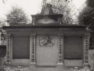 Wandgrabmal der Familie Bursche : Pulsnitz,Bahnhofstraße. Friedhof. Wandgrabmal der Familie Bursche. Sandstein, Diorit (1886/1900)