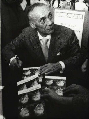 Rudolf Platte gibt Autogramme