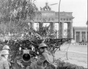 Britische Truppen in Stellung am Brandenburger Tor