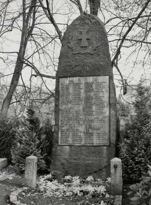 Gedenkstein für die Opfer des 1. Weltkriegs : Gedenkstein für die Opfer des 1. Weltkriegs. Granit (nach 1918). Oberlichtenau, Friedhof