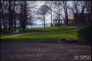Berlin, Schlossgarten Glienicke, im Hintergrund das Casino mit Pergola.