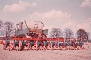 Fotografie: Säverfahren, Einzelkornsaat, Zuckerrübe, Bandspritzung, Systemtraktor
