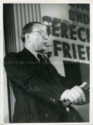 Otto Grotewohl stellt im Volksrat den Verfassungsentwurf der DDR vor