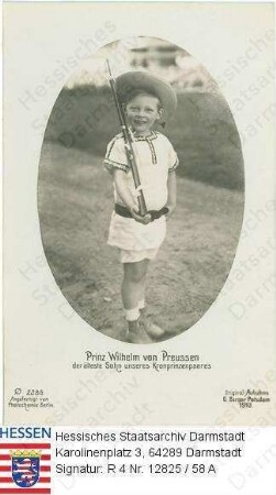 Wilhelm Kronprinz v. Preußen (1906-1940) / Porträt in Medaillon, ein Gewehr präsentierend, Ganzfigur
