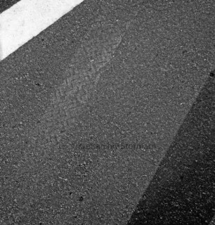Mord an Brigitte Wetzenstein-Ollenschläger: Bundesautobahn A 1 bei Reinfeld: Leichenfundort im Graben neben Seitenstreifen am 19. August 1972: Reifenspuren auf Fahrbahn