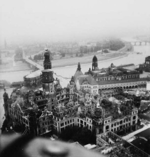 Ruine des Residenzschlosses, Katholische Hofkirche, Ständehaus und Elbe mit Georgij-Dimitroff-Brücke (Augustusbrücke)