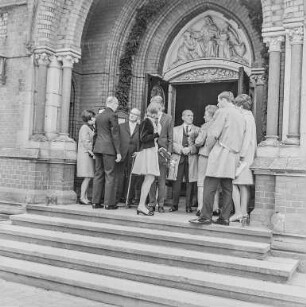 Hochzeit : Bautzen. Hochzeitsgesellschaft vor dem Portal der Maria-Martha-Kirche, August-Bebel-Platz
