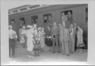 Ankara. Bahnhof. Die Bildhauerin und weitere Reisende vor dem Zug Ankara-Haydarpasa