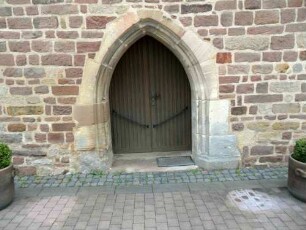 Evangelische Kirche - Kirchturm von Westen (romanisch gegründet) - Erdgeschoß mit gotischem Türgewände (abgetreppte Profilierung bei Überarbeitung eingesetzt)