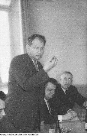 Besuche verschiedener ausländischer Gäste: Leningrader Parteidelegation, finnische und schwedische Kommunalpolitiker, Konsulat der CSSR mit Konsul Katzer, Französische Parlamentarier zu Besuch in der Mahn- und Gedenkstätte für die Opfer des Nationalsozialismus im Hinrichtungshof des ehemaligen Landgerichts, Treffen der Bürgermeister der Partnerstädte, Filmdelegation aus den Vereinigten Arabischen Emiraten (VAR) bei Oberbürgermeister Gerhard Schill, September 1962 - Juni 1964
