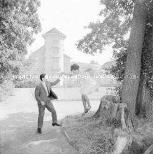 Verliebtes Urlauberpaar vor Schloss Rheinsberg