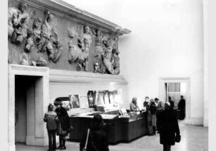 Besucher am Verkaufsstand im Pergamonsaal im Pergamonmuseum