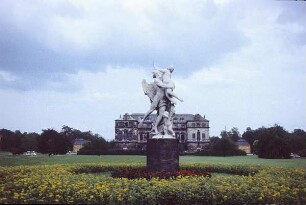 Die Zeit entführt die Schönheit : Dresden. Großer Garten. Blick vom Rondell mit Gruppe "Die Zeit entführt die Schönheit" (um 1720; P. Balestra) zum Palais