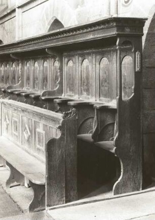 Kamenz. Marienkirche (15. Jh.). Chor, Gestühl (1560) an der Südwand