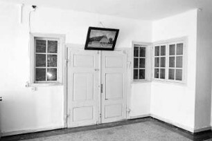 Sprenge: Dorfstraße 16: traufständiges Bauernhaus: Wohntrakt: Innenansicht: Flur: Flügeltür zu Wohntrakt, mit Beschlägen: in Innenwand beiderseits Sprossenfenster: über Tür Gemälde des Hauses: Terrazzoboden