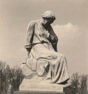 Berlin-Treptow. Sowjetisches Ehrenmal im Treptower Park. Plastik: Sowjetische Frau
