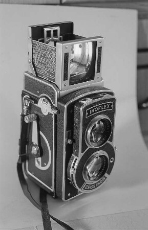 Eine Ikoflex von Zeiss Ikon, eine zweiäugige Spiegelreflexkamera