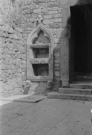 Die Porta Maestra : Nische neben dem mittelalterlichen Haupttor (Porta Maestra, auch: Porta del datallo) in der alten Stadtmauer von Hvar.