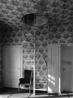 Isny im Allgäu. Einrichtung Schloß Quadt. Wohnraum mit moderner Wendeltreppe