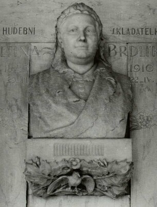 Wandgrabmal für Josefina Brdlíková : Vosmík, Čeněk: Wandgrabmal für Josefina Brdlíková. Sandstein. Detail: Porträtbüste und Relief mit Vogel zwischen Blütenzweigen. Prag-Vyšehrad, Friedhof Vyšehrad